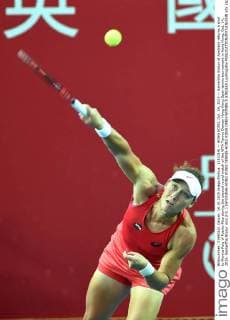 (151014) -- HONG KONG, Oct. 14, 2015 -- Samantha Stosur of Australia returns a shot to Monica Puig of Puerto Rica during the second round match of the WTA Tennis Damen Hong Kong Open tennis tournament in Hong Kong, Oct. 14, 2015. Samantha Stosur won 2-0. ) (SP)CHINA-HONG KONG-TENNIS-HONG KONG OPEN-WOMEN S SINGLES LoxPingxFai 