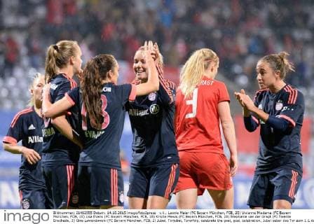 v.li.: Leonie Maier (FC Bayern München, FCB, 20) Vivianne Miedema (FC Bayern München, FCB, 10) Lisa Evans (FC Bayern München, FCB, 18) Kristie Mewis (FC Bayern München, FCB, 28) Stephanie van der Gragt (FC Twente Enschede, 3) Gina Lewandowski (FC Bayern München, FCB, 2) Jubel, Torjubel, Torerfolg, celebrate the goal, goal, celebration, Jubel ueber das Tor zum 1:1 durch Lisa Evans (FC Bayern München, FCB, 18), optimistisch, Action, Aktion, Fussball, UEFA Women s Champions League, FC Bayern München - FC Twente Enschede, xslx