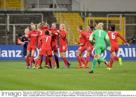 v.li.: die Spielerinnen des FC Twente Enschede Jubel, Torjubel, Torerfolg, celebrate the goal, goal, celebration, Jubel ueber das Tor zum 1:2 durch Maud Roetgering (FC Twente Enschede, 2), optimistisch, Action, Aktion , Fussball, UEFA Women s Champions League, FC Bayern München - FC Twente Enschede, xslx