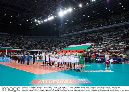 14.10.2015, Armeec Arena, Sofia Volleyball, Europameisterschaft, Viertelfinale, Deutschland vs. Bulgarien Teams waehrend Hymne Übersicht Uebersicht Armeec Arena Sofia