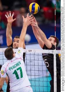 14.10.2015, Armeec Arena, Sofia Volleyball, Europameisterschaft, Viertelfinale, Deutschland vs. Bulgarien Angriff Nikolay Penchev ( 17 BUL) - Block Doppelblock Tim Broshog ( 15 GER), Denys Kaliberda ( 6 GER)