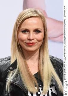 Die ehemalige Boxerin Regina Halmich posiert am 14.10.2015 in Köln bei der Premiere des Films Macho Man