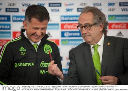 Mexico s new national soccer team coach Juan Carlos Osorio (L) reacts along with President of the Mexican Football Federation (FMF) Decio de Maria during his presentation to the media in Mexico City, capital of Mexico, on Oct. 14, 2015. )(wll) (SP)MEXICO-MEXICO CITY-SOCCER-JUAN CARLOS OSORIO PedroxMera 