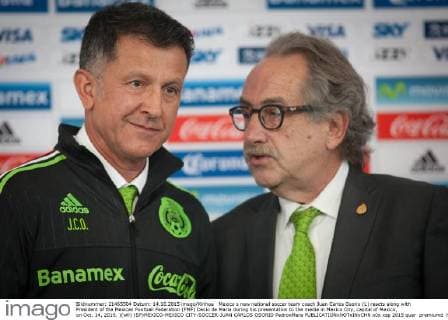 Mexico s new national soccer team coach Juan Carlos Osorio (L) reacts along with President of the Mexican Football Federation (FMF) Decio de Maria during his presentation to the media in Mexico City, capital of Mexico, on Oct. 14, 2015. )(wll) (SP)MEXICO-MEXICO CITY-SOCCER-JUAN CARLOS OSORIO PedroxMera 
