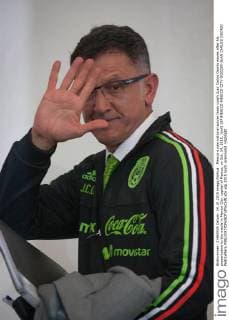 Mexico s new national soccer team coach Juan Carlos Osorio waves after his presentation to the media in Mexico City, capital of Mexico, on Oct. 14, 2015. )(wll) (SP)MEXICO-MEXICO CITY-SOCCER-JUAN CARLOS OSORIO PedroxMera 