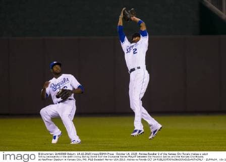 October 14, 2015: Alcides Escobar 2 of the Kansas City Royals makes a catch falling backwards in the sixth inning during Game 5 of the Divisional Series Playoff between the Houston Astros and the Kansas City Royals at Kauffman Stadium in Kansas City, MO. MLB Baseball Herren USA 2015: Astros vs Royals OCT 14 - ZUMAc04_