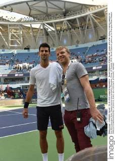 Novak Djokovic of Serbia, left, poses with a fan during a training session for the 2015 Shanghai Rolex Masters tennis tournament in Shanghai, China, 15 October 2015. Novak Djokovic gears up for Shanghai Rolex Masters  20151015_31602