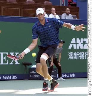 SHANGHAI, CHINA - OCTOBER 15: (CHINA OUT) John Isner of the USA returns a shot to Andy Murray of Great Britain in their men s singles third round match on day 5 of 2015 Shanghai Rolex Masters at the Shanghai Masters tennis tournament on October 15, 2015 in Shanghai, China.  CFP474373959 