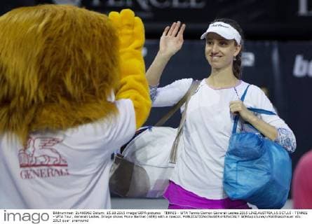 TENNIS - WTA Tennis Damen Generali Ladies 2015 LINZ,AUSTRIA,15.OCT.15 - TENNIS - WTA Tour, Generali Ladies. Image shows Mona Barthel (GER) with a mascot. GEPAxpictures xMatthiasxHauer