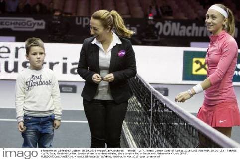 TENNIS - WTA Tennis Damen Generali Ladies 2015 LINZ,AUSTRIA,15.OCT.15 - TENNIS - WTA Tour, Generali Ladies. Image shows a contest winner, chair umpire Paula Souza and Aleksandra Krunic (SRB). GEPAxpictures xMatthiasxHauer