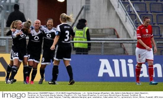v.li.: Jackie Groenen (Frankfurt, 14), Kathrin-Julia Hendrich (Kathi Hendrich, Frankfurt, 4), Torschützin Mandy Islacker (Frankfurt, 17), Yuki Ogimi (Frankfurt, 9) und Laura Störzel (Laura Stoerzel, Frankfurt, 3) bejubeln das frühe 1:0, Jubel, Torjubel, Torerfolg, celebrate the goal, goal, celebration, Jubel ueber das Tor, optimistisch, Action, Aktion, Fussball, UEFA Women s Champions League, 1. FFC Frankfurt - Standard Lüttich, xozx