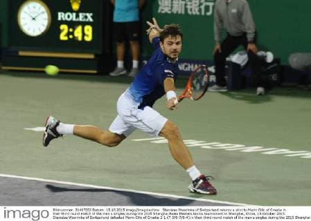 Stanislas Wawrinka of Switzerland returns a shot to Marin Cilic of Croatia in their third round match of the men s singles during the 2015 Shanghai Rolex Masters tennis tournament in Shanghai, China, 15 October 2015. Stanislas Wawrinka of Switzerland defeated Marin Cilic of Croatia 2-1 (7-5 6-7 6-4) in their third round match of the men s singles during the 2015 Shanghai Rolex Masters tennis tournament in Shanghai, China, 15 October 2015. Stanislas Wawrinka knocks out Marin Cilic at Shanghai Rolex Masters  pbu345852_20