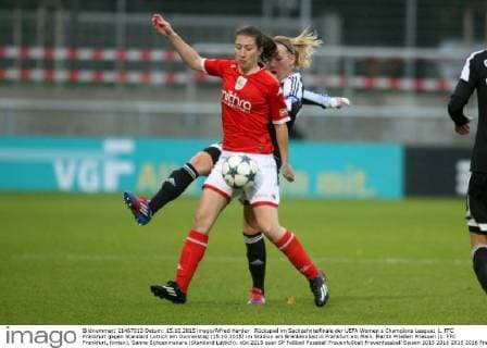 Rückspiel im Sechzehntelfinale der UEFA Women s Champions League: 1. FFC Frankfurt gegen Standard Lüttich am Donnerstag (15.10.2015) im Stadion am Brentanobad in Frankfurt am Main. Marith Prießen Priessen (1. FFC Frankfurt, hinten), Sanne Schoenmakers (Standard Lüttich).