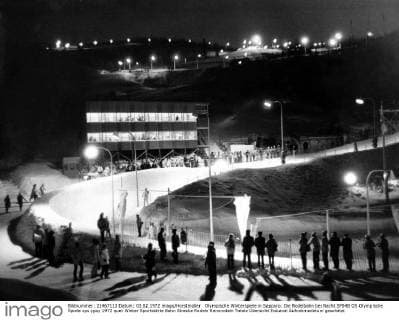 Olympische Winterspiele in Sapporo: Die Rodelbahn bei Nacht