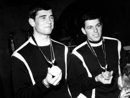 Olympische Winterspiele in Grenoble: Erhard (li.) und Franz Keller (beide BR Deutschland) mit ihren Goldmedaillen im Eisschnelllauf bzw. in der Nordischen Kombination