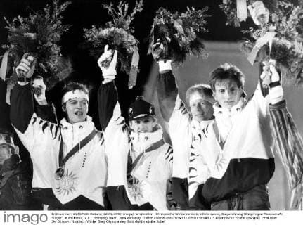Olympische Winterspiele in Lillehammer, Siegerehrung Skispringen Mannschaft: Sieger Deutschland, v.li.: Hansjörg Jäkle, Jens Weißflog, Dieter Thoma und Christof Duffner
