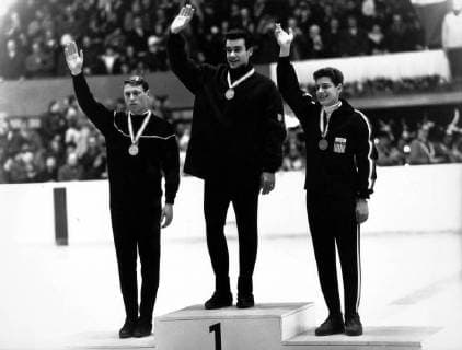 Olympische Winterspiele in Innsbruck, Eiskunstlauf der Männer: Manfred Schnelldorfer (BR Deutschland) gewinnt vor Alain Calmat (Frankreich) und Scott Allen (USA)
