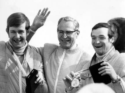 Olympische Winterspiele in Sapporo, v.li.: Ulrich Wehling (Sieger Nordische Kombination), IOC-Mitglied Heinz Schöbel und Karl-Heinz Luck (Platz 3 Nordische Kombination, alle DDR)