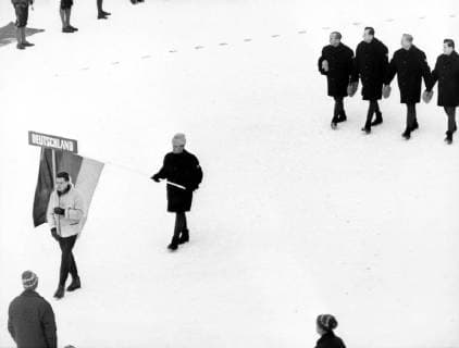 Olympia, Historie, Olympische Winterspiele 1964 in Innsbruck Olympische Winterspiele in Innsbruck, Eröffnungsfeier: Einmarsch der deutschen Mannschaft mit Fahnenträger Georg Thoma