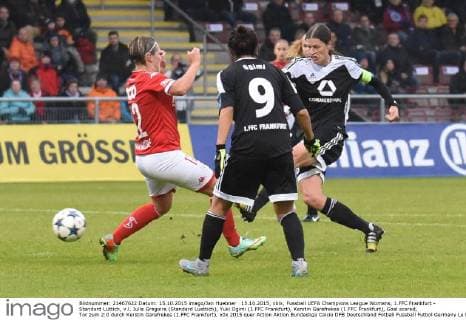 15.10.2015, xblx, Fussball UEFA Champions League Womans, 1.FFC Frankfurt - Standard Lüttich, v.l. Julie Gregoire (Standard Luettich), Yuki Ogimi (1.FFC Frankfurt), Kerstin Garefrekes (1.FFC Frankfurt), Goal scored, Tor zum 2:0 durch Kerstin Garefrekes (1.FFC Frankfurt),