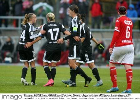 Rückspiel im Sechzehntelfinale der UEFA Women s Champions League: 1. FFC Frankfurt gegen Standard Lüttich am Donnerstag (15.10.2015) im Stadion am Brentanobad in Frankfurt am Main. Jubel nach 2:0 durch Kerstin Garefrekes (1. FFC Frankfurt, re), Mitte Mandy Islacker (1. FFC Frankfurt), links Jackie Groenen (1. FFC Frankfurt).