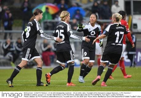 15.10.2015, xjhx, Fussball UEFA Champions League Womans, 1.FFC Frankfurt - Standard Luettich, emspor v.l. Kerstin Garefrekes (1.FFC Frankfurt), Saskia Bartusiak (1.FFC Frankfurt), Yuki Ogimi (1.FFC Frankfurt), Mandy Islacker (1.FFC Frankfurt) celebrate the goal, Torjubel zum 3:0