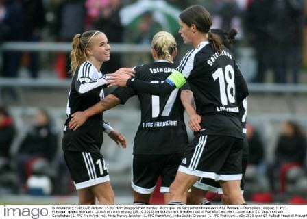 Rückspiel im Sechzehntelfinale der UEFA Women s Champions League: 1. FFC Frankfurt gegen Standard Lüttich am Donnerstag (15.10.2015) im Stadion am Brentanobad in Frankfurt am Main. Jubel nach 2:0 durch Kerstin Garefrekes (1. FFC Frankfurt, re), Mitte Mandy Islacker (1. FFC Frankfurt), links Jackie Groenen (1. FFC Frankfurt).