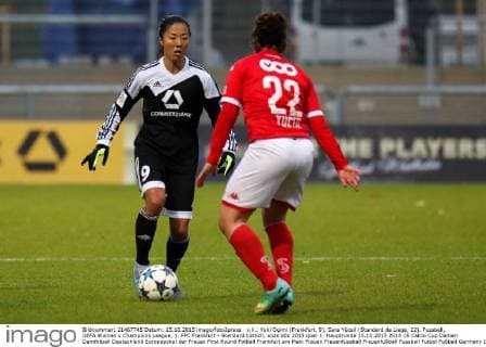 v.li.: Yuki Ogimi (Frankfurt, 9), Sara Yüceil (Standard de Liege, 22), Fussball, UEFA Women s Champions League, 1. FFC Frankfurt - Standard Lüttich, xozx