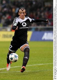 Peggy Kuznik (Frankfurt, 27) mit Gesichtsmaske und Torschuss, Freisteller, Einzelbild, Aktion, Action, Fussball, UEFA Women s Champions League, 1. FFC Frankfurt - Standard Lüttich, xozx