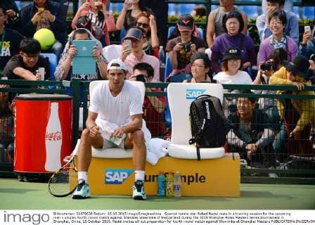 Spanish tennis star Rafael Nadal rests in a training session for the upcoming men s singles fourth round match against Stanislas Wawrinka of Switzerland during the 2015 Shanghai Rolex Masters tennis tournament in Shanghai, China, 16 October 2015. Nadal makes all-out preparation for fourth round match against Wawrinka at Shanghai Masters  20151016_62502