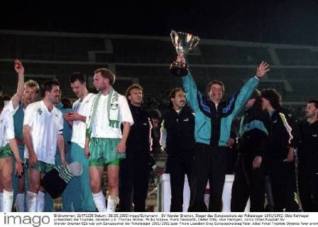 SV Werder Bremen, Sieger des Europapokals der Pokalsieger 1991 1992, Otto Rehhagel präsentiert die Trophäe, daneben v.li. Thomas Wolter, Mirko Votava, Frank Neubarth, Dieter Eilts, Uwe Harttgen, Jonny Otten