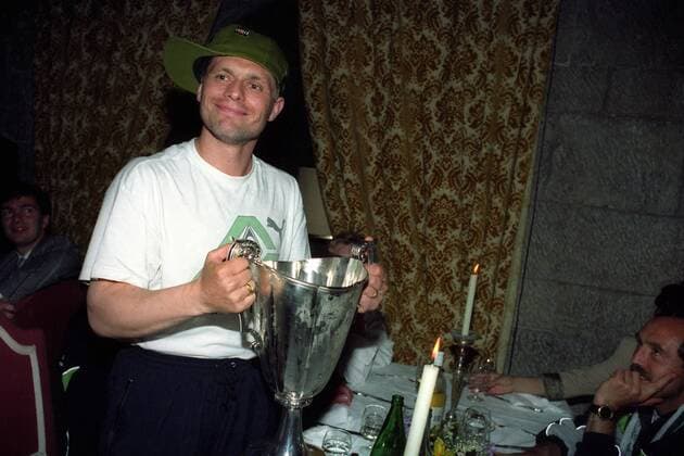 SV Werder Bremen, Sieger des Europapokals der Pokalsieger 1991 1992, Uli Borowka mit der Trophäe