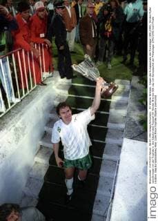 SV Werder Bremen, Sieger des Europapokals der Pokalsieger 1991 1992, Wynton Rufer verschwindet mit der Trophäe in den Katakomben