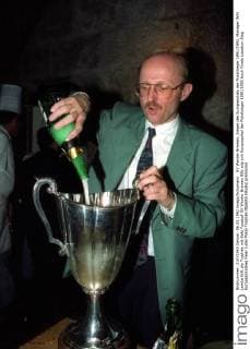 SV Werder Bremen, Sieger des Europapokals der Pokalsieger 1991 1992, Manager Willi Lemke füllt die Trophäe mit Sekt