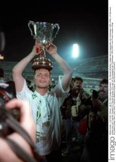 SV Werder Bremen, Sieger des Europapokals der Pokalsieger 1991 1992, Uli Borowka präsentiert die Trophäe