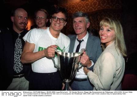 SV Werder Bremen, Sieger des Europapokals der Pokalsieger 1991 1992, Wynton Rufer mit Trophäe