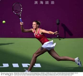 (151016) -- TIANJIN, Oct. 16, 2015 -- Karolina Pliskova of the Czech Republic returns the ball during the women s singles quarterfinal match against Timea Babos of Hungary at the Tianjin Open tennis tournament in Tianjin, north China, Oct. 16, 2015.) (SP)CHINA-TIANJIN-TENNIS YuexYuewei 