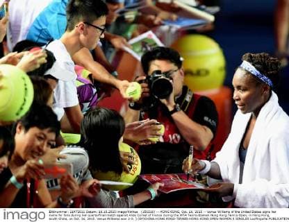(151016) -- HONG KONG, Oct. 16, 2015 -- Venus Williams of the United States signs her name for fans during her quarterfinal match against Alize Cornet of France during the WTA Tennis Damen Hong Kong Tennis Open, in Hong Kong, south China, on Oct. 16, 2015. Venus Williams won 2-0. ) (SP)CHINA-HONG KONG-TENNIS-HONG KONG OPEN-WOMEN S SINGLES LoxPingxFai 