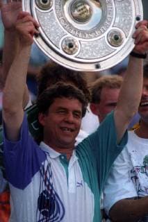 Werder Bremen, deutscher Meister der Saison 1992 1993, Trainer Otto Rehhagel präsentiert die Meisterschale