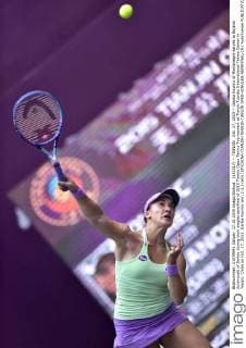 (151017) -- TIANJIN , Oct. 17, 2015 -- Danka Kovinic of Montenegro serves to Bojana Jovanovski of Serbia during their singles semifinal of 2015 Tianjin Open Tennis Tournament at Tianjin Tuanbo International Tennis Center in Tianjin, China on Oct. 17, 2015. Danka Kovinic won 2-1.) (wll) (SP)CHINA-TIANJIN-TENNIS-TIANJIN OPEN-SINGLES-SEMIFINAL(CN) YuexYuewei 