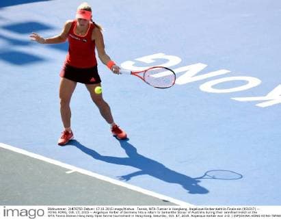 Tennis, WTA-Turnier in Hongkong, Angelique Kerber zieht in Finale ein (151017) -- HONG KONG, Oct. 17, 2015 -- Angelique Kerber of Germany hits a return to Samantha Stosur of Australia during their semifinal match at the WTA Tennis Damen Hong Kong Open tennis tournament in Hong Kong, Saturday, Oct. 17, 2015. Angelique Kerber won 2-0. ) (SP)CHINA-HONG KONG-TENNIS-HONG KONG OPEN-WOMEN S SINGLES(CN) LoxPingxFai 