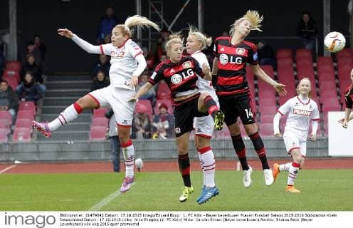 1. FC Köln - Bayer Leverkusen Frauen Fussball Saison 2015 2016 Südstadion Koeln Deutschland Datum: 17.10.2015 Links: Nina Ehegötz (1. FC Köln) Mitte: Carolin Simon (Bayer Leverkusen) Rechts: Sharon Beck (Bayer Leverkusen)