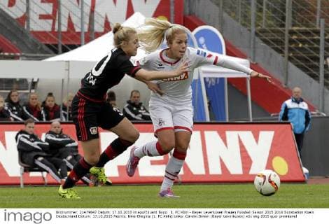 1. FC Köln - Bayer Leverkusen Frauen Fussball Saison 2015 2016 Südstadion Koeln Deutschland Datum: 17.10.2015 Rechts: Nina Ehegötz (1. FC Köln) Links: Carolin Simon (Bayer Leverkusen)