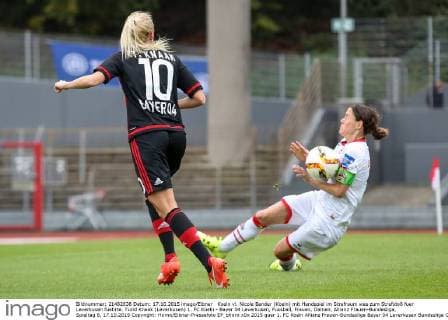 Koeln vl. Nicole Bender (Koeln) mit Handspiel im Strafraum was zum Strafstoß fuer Leverkusen fuehrte. Turid Knaak (Leverkusen) 1. FC Koeln - Bayer 04 Leverkusen, Fussball, Frauen, Damen, Allianz Frauen-Bundesliga, Spieltag 6, 17.10.2015 Copyright: Hornx Eibner-Pressefoto EP_bhorn