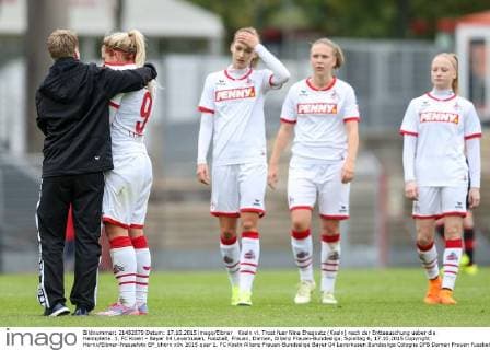 Koeln vl. Trost fuer Nina Ehegoetz (Koeln) nach der Enttaeuschung ueber die Heimpleite. 1. FC Koeln - Bayer 04 Leverkusen, Fussball, Frauen, Damen, Allianz Frauen-Bundesliga, Spieltag 6, 17.10.2015 Copyright: Hornx Eibner-Pressefoto EP_bhorn