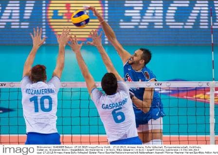 17.10.2015, Armeec Arena, Sofia Volleyball, Europameisterschaft, Halbfinale, Italien vs. Slowenien Block Doppelblock Jan Kozamernik ( 10 SLO), Mitja Gasparini ( 6 SLO) - Angriff Osmany Juantorena ( 5 ITA)