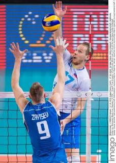 17.10.2015, Armeec Arena, Sofia Volleyball, Europameisterschaft, Halbfinale, Italien vs. Slowenien Block Ivan Zaytsev ( 9 ITA) - Angriff Tine Urnaut ( 17 SLO)