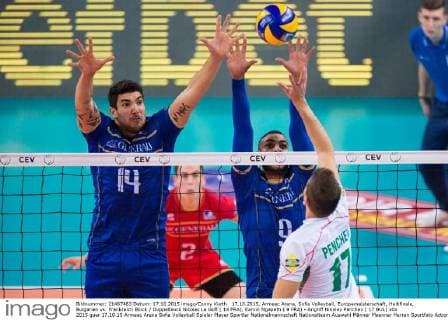 17.10.2015, Armeec Arena, Sofia Volleyball, Europameisterschaft, Halbfinale, Bulgarien vs. Frankreich Block Doppelblock Nicolas Le Goff ( 14 FRA), Earvin Ngapeth ( 9 FRA) - Angriff Nikolay Penchev ( 17 BUL)