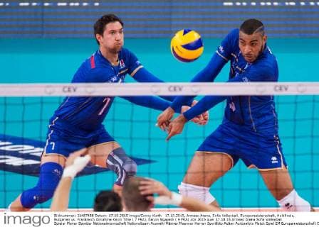 17.10.2015, Armeec Arena, Sofia Volleyball, Europameisterschaft, Halbfinale, Bulgarien vs. Frankreich Annahme Kevin Tillie ( 7 FRA), Earvin Ngapeth ( 9 FRA)