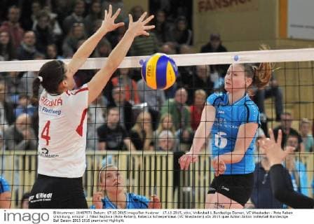 17.10.2015, xtkx, Volleyball 1.Bundesliga Damen, VC Wiesbaden - Rote Raben Vilsbiburg, emspor .l. Nikol Sajdova (Rote Raben), Rebecca Schaeperklaus (VC Wiesbaden)